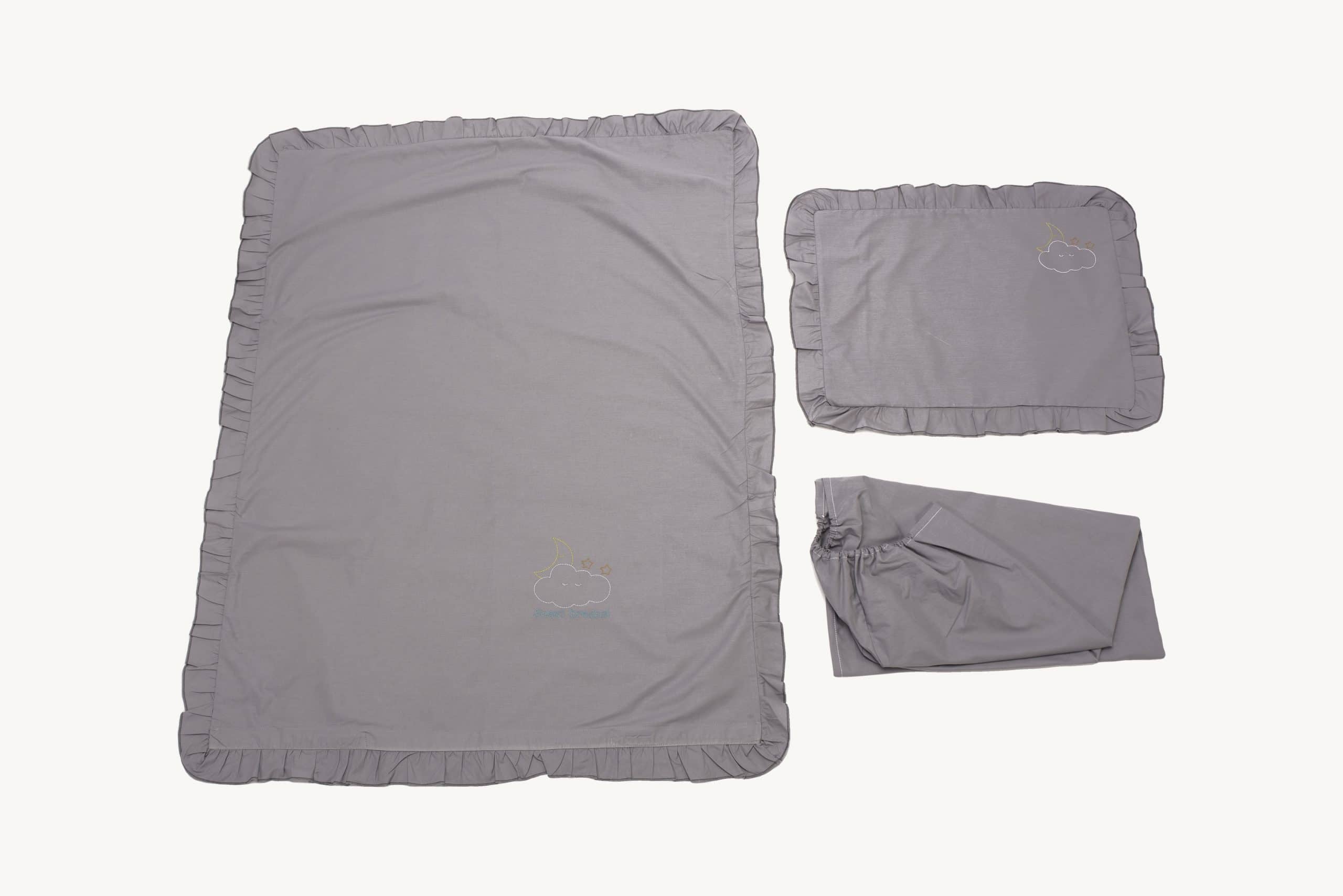 Kiságy ágyneműgarnitúra, pamut (lepedő 60 × 120, lepedő 80 × 110, első párna 35 × 50), hímzett, fodros, GRI Kiságy ágyneműgarnitúra, pamut (lepedő 60 × 120, lepedő 80 × 110, első párna 35 × 50), hímzett, fodros, GRI