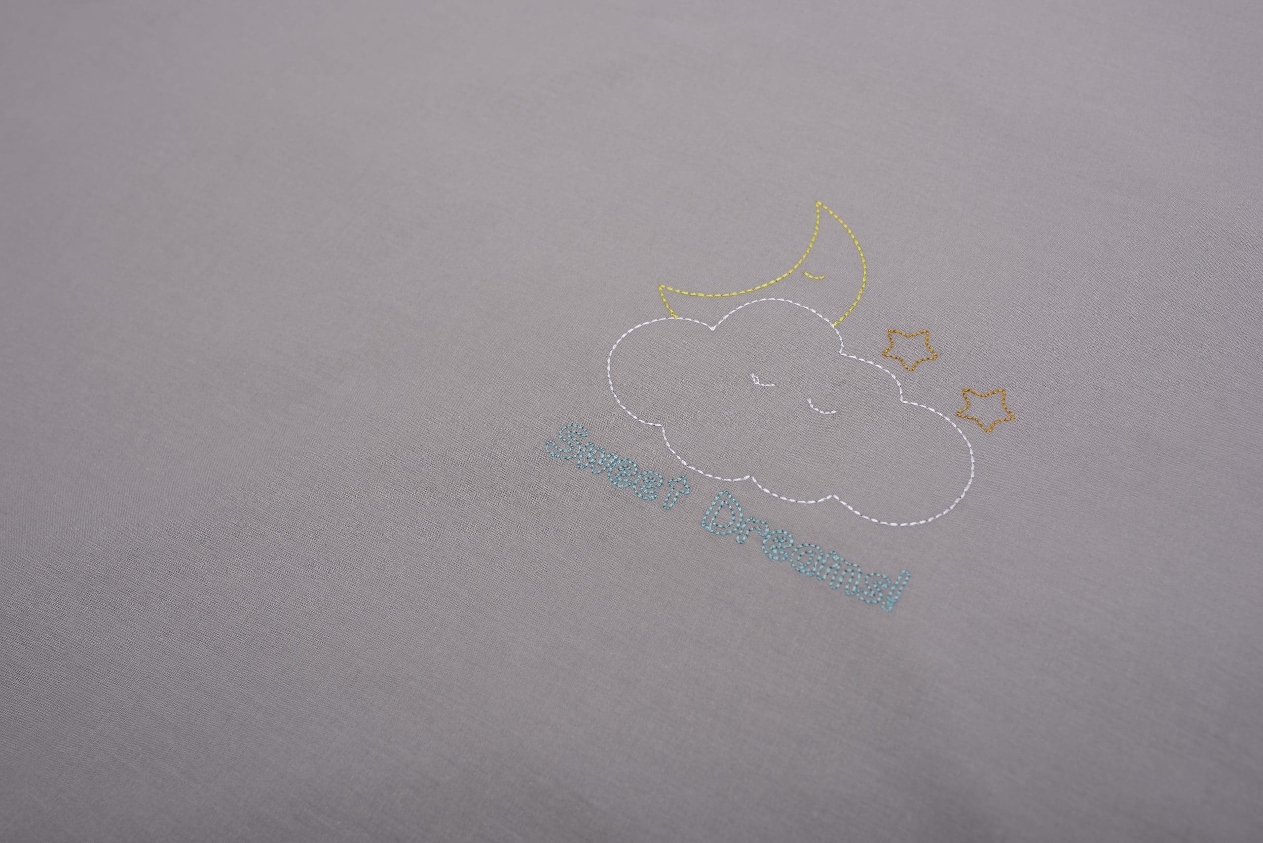 Kiságy ágyneműgarnitúra, pamut (lepedő 60 × 120, lepedő 80 × 110, első párna 35 × 50), hímzett, fodros, GRI Kiságy ágyneműgarnitúra, pamut (lepedő 60 × 120, lepedő 80 × 110, első párna 35 × 50), hímzett, fodros, GRI