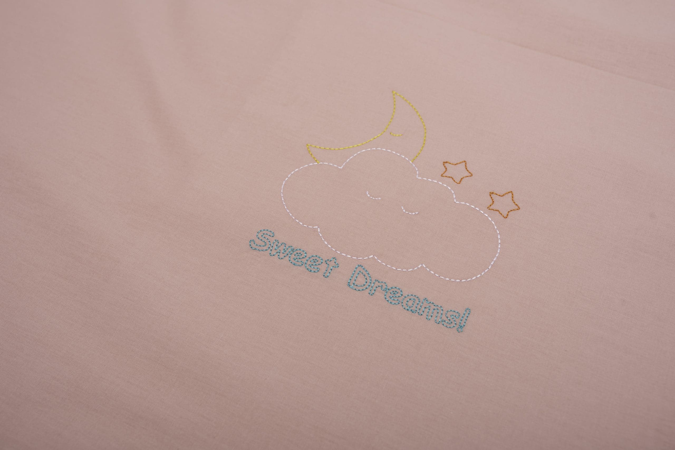 Kiságy ágyneműgarnitúra, pamut (70 × 140 ágynemű, 100 × 140 paplanhuzat, párnahuzat 35 × 50), hímzett, fodros, RÓZSASZÍN Kiságy ágyneműgarnitúra, pamut (70 × 140 ágynemű, 100 × 140 paplanhuzat, párnahuzat 35 × 50), hímzett, fodros, RÓZSASZÍN